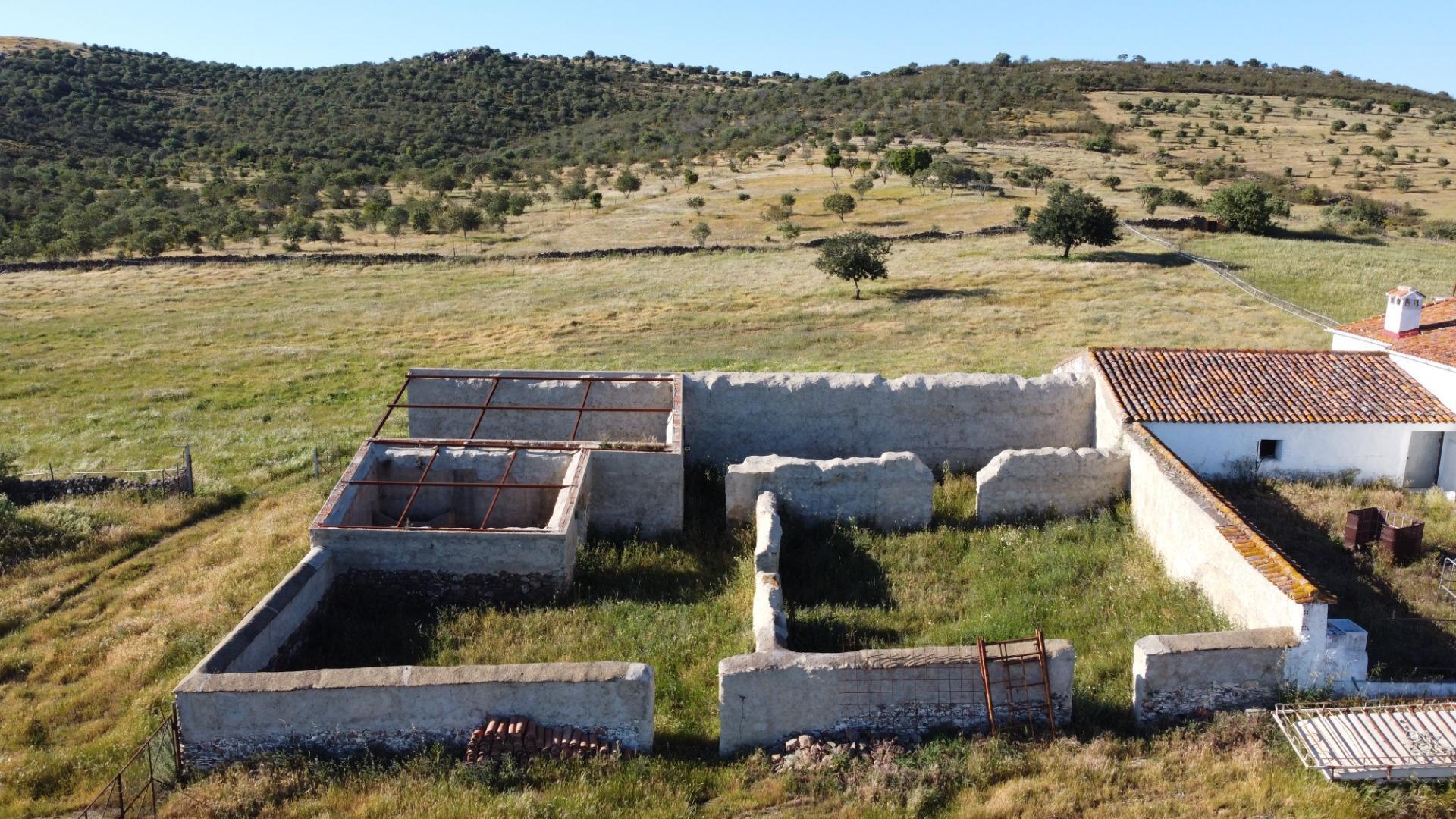 11-46 ESPECTACULAR FINCA DE 88HA DE PASTOS CON CORTIJO Y NAVES A 40 MIN DE LA COSTA