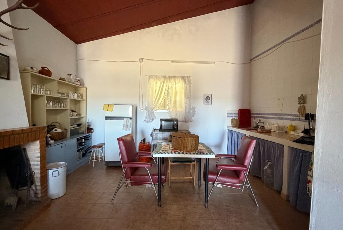 ESPECTACULAR FINCA DE 88HA DE PASTOS CON CORTIJO Y NAVES A 40 MIN DE LA COSTA