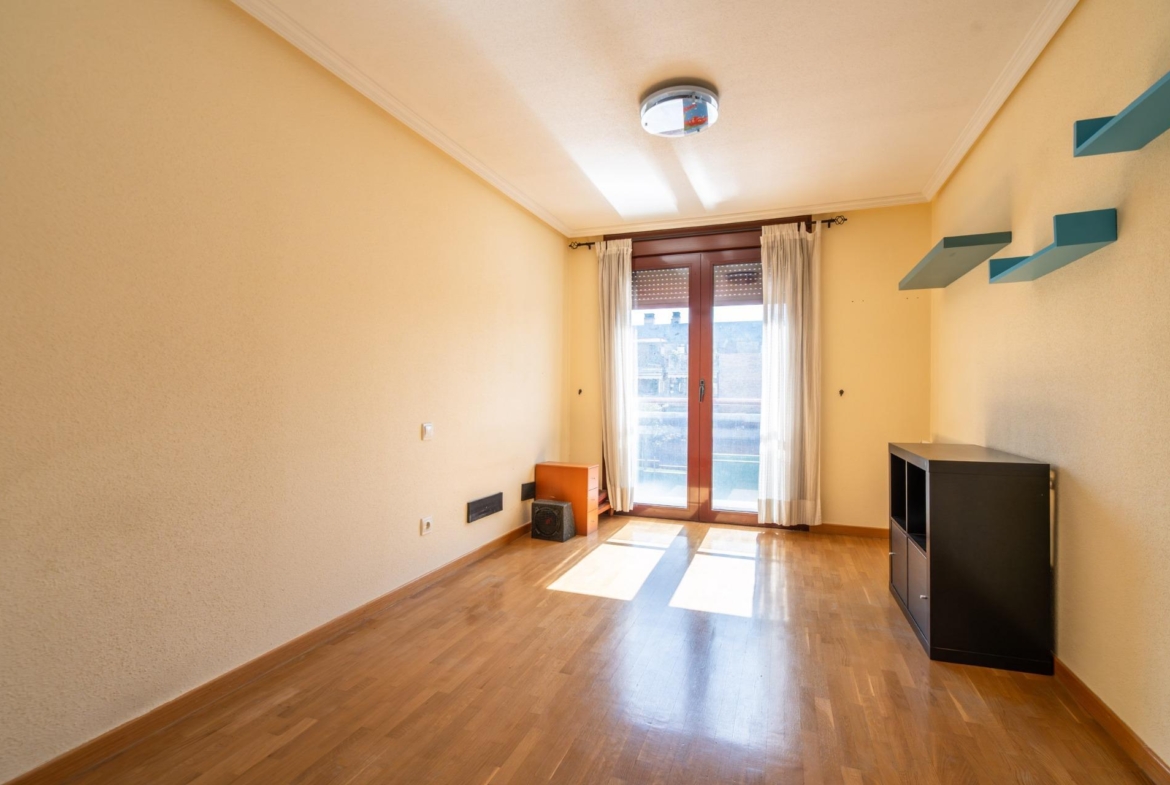 PISO EN VENTA EN PUNTA GALEA, LAS ROZAS – URBANIZACIÓN PRIVADA CON PISCINA, PISTA DE PÁDEL Y DOS PLAZAS DE GARAJE
