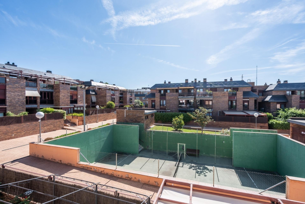 PISO EN VENTA EN PUNTA GALEA, LAS ROZAS – URBANIZACIÓN PRIVADA CON PISCINA, PISTA DE PÁDEL Y DOS PLAZAS DE GARAJE