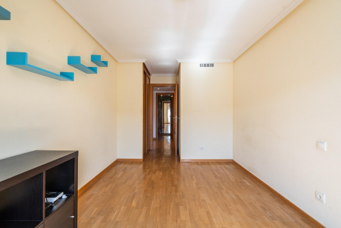 PISO EN VENTA EN PUNTA GALEA, LAS ROZAS – URBANIZACIÓN PRIVADA CON PISCINA, PISTA DE PÁDEL Y DOS PLAZAS DE GARAJE