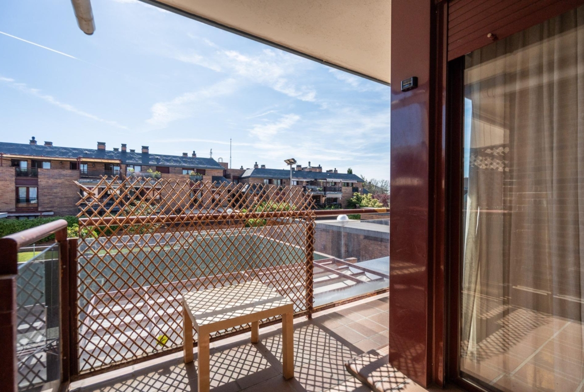 PISO EN VENTA EN PUNTA GALEA, LAS ROZAS – URBANIZACIÓN PRIVADA CON PISCINA, PISTA DE PÁDEL Y DOS PLAZAS DE GARAJE