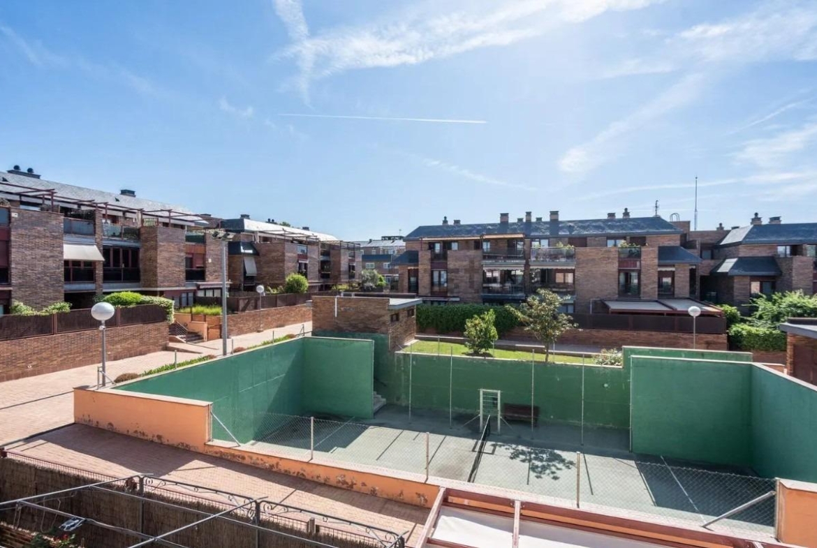 PISO EN VENTA EN PUNTA GALEA, LAS ROZAS – URBANIZACIÓN PRIVADA CON PISCINA, PISTA DE PÁDEL Y DOS PLAZAS DE GARAJE