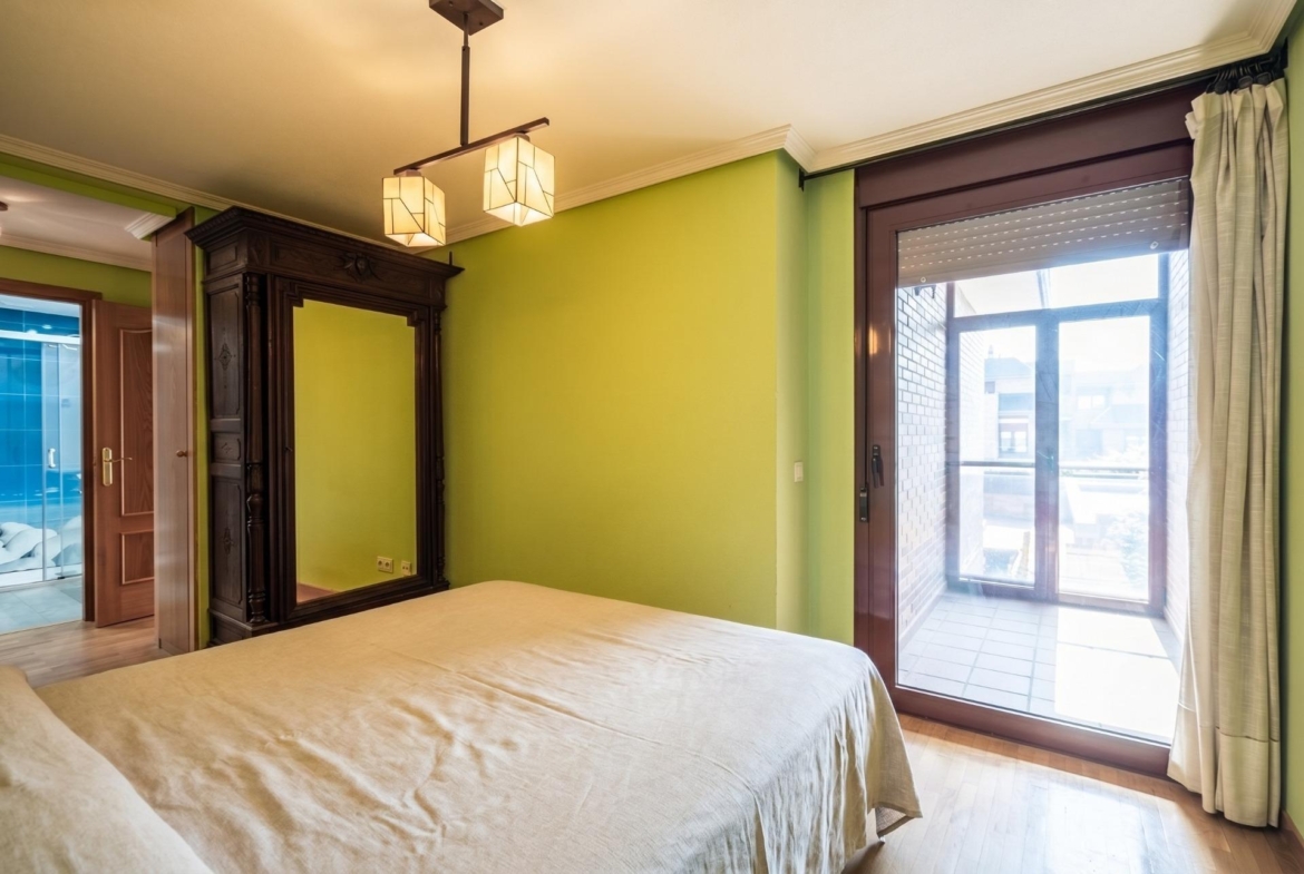 PISO EN VENTA EN PUNTA GALEA, LAS ROZAS – URBANIZACIÓN PRIVADA CON PISCINA, PISTA DE PÁDEL Y DOS PLAZAS DE GARAJE