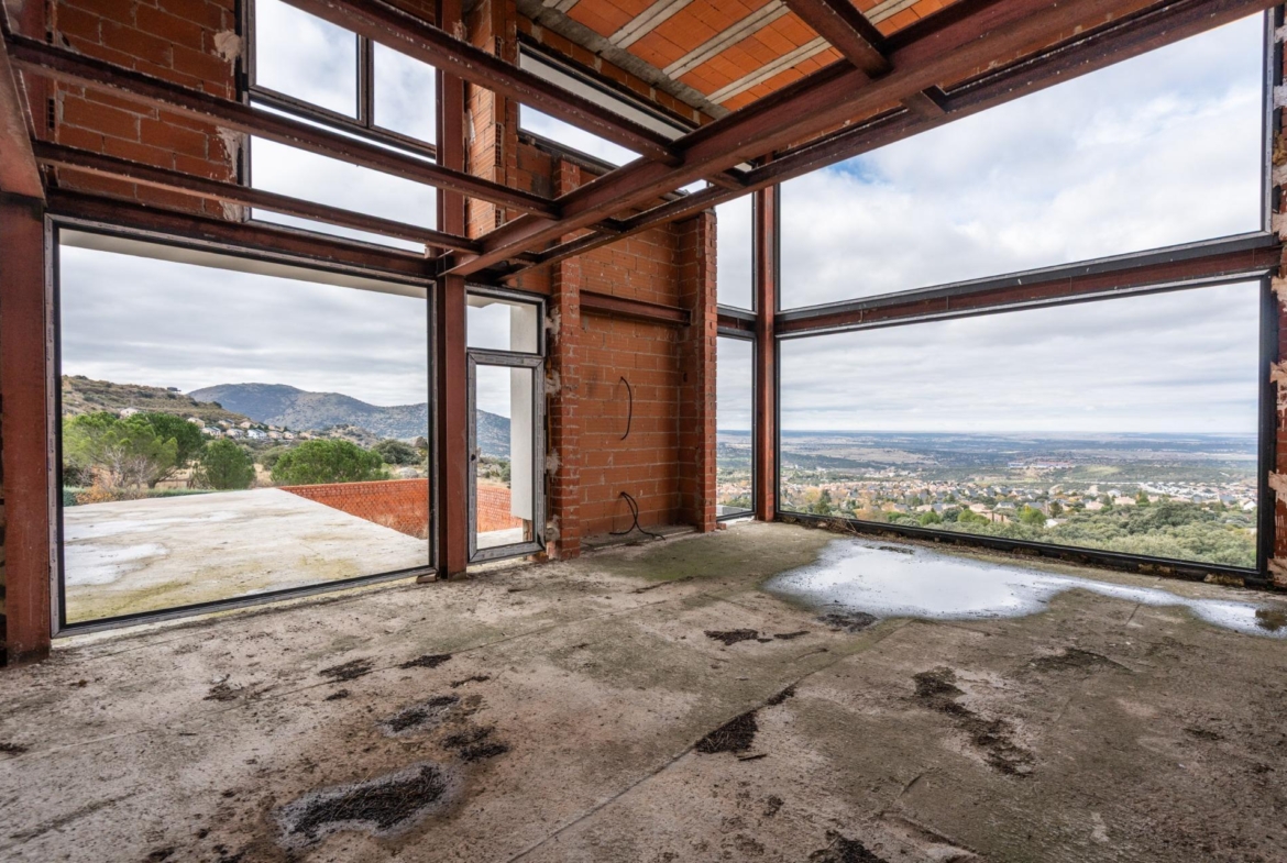 ESTRUCTURA FINALIZADA Y PARCELA PARA CHALET DE LUJO – CONTINÚA EL PROYECTO O ADÁPTALO A TU ESTILO