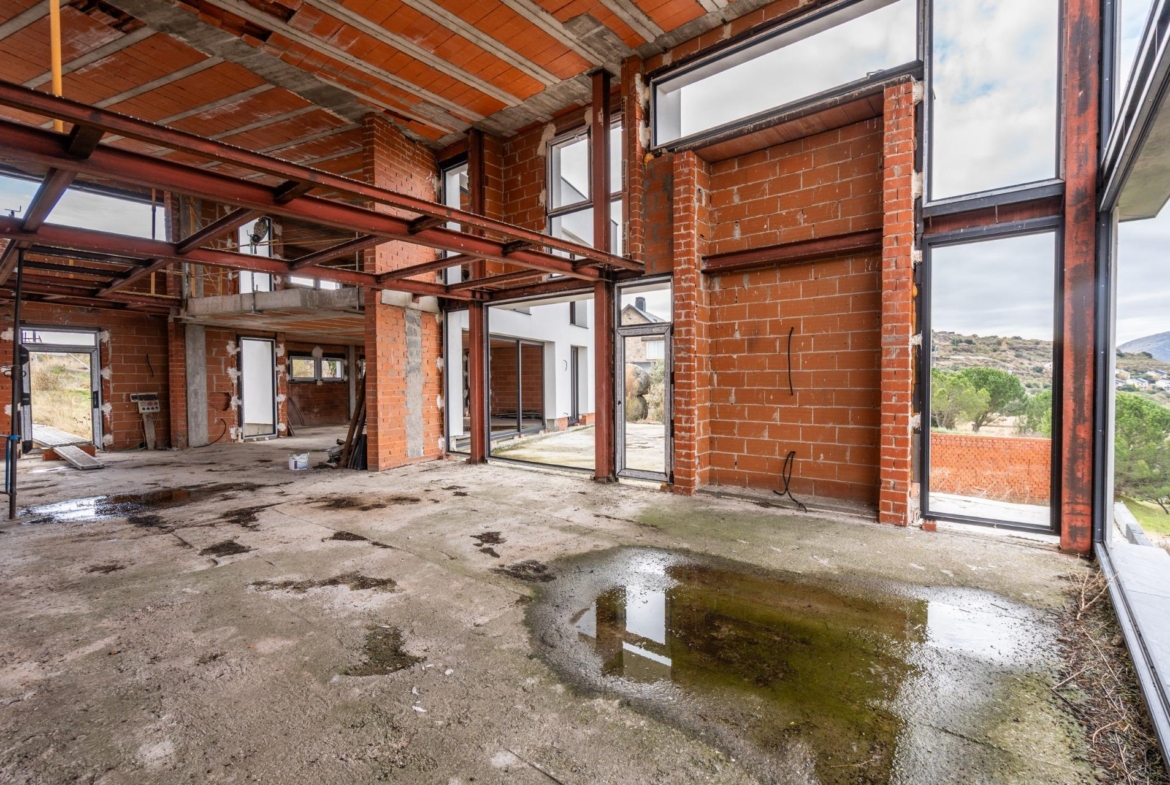 ESTRUCTURA FINALIZADA Y PARCELA PARA CHALET DE LUJO – CONTINÚA EL PROYECTO O ADÁPTALO A TU ESTILO