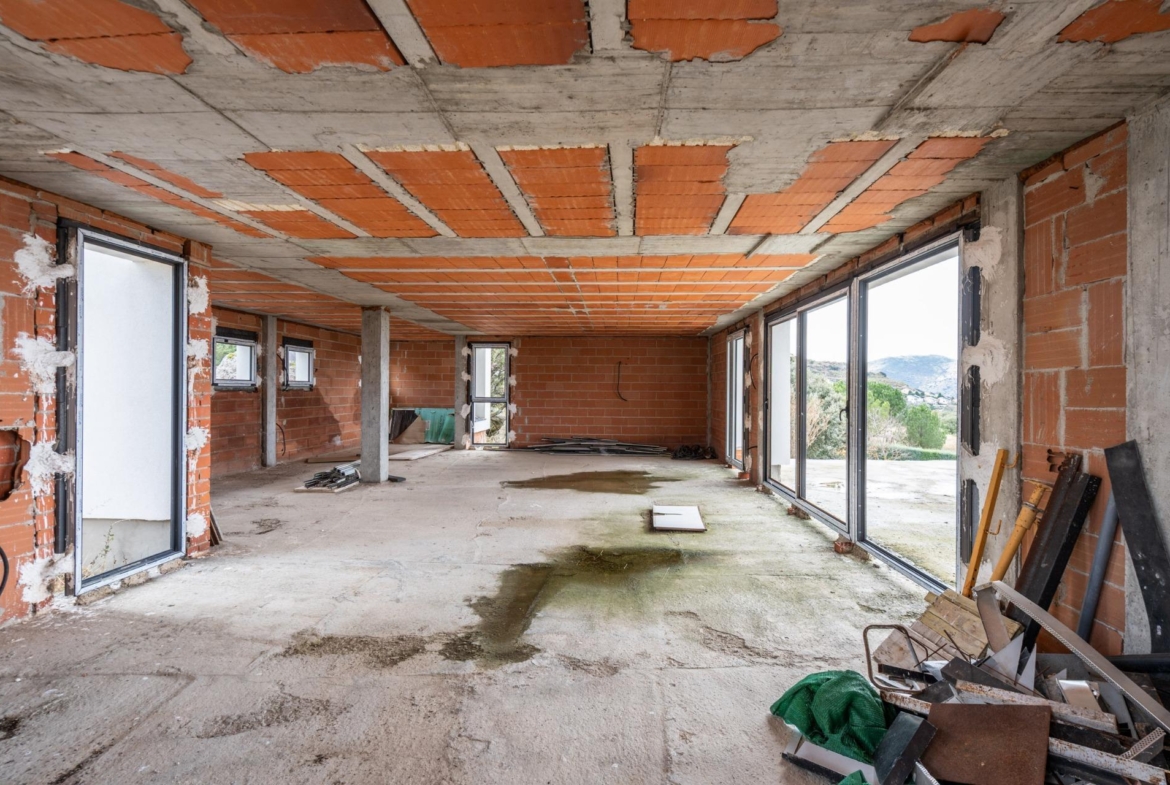 ESTRUCTURA FINALIZADA Y PARCELA PARA CHALET DE LUJO – CONTINÚA EL PROYECTO O ADÁPTALO A TU ESTILO