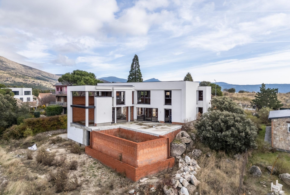 ESTRUCTURA FINALIZADA Y PARCELA PARA CHALET DE LUJO – CONTINÚA EL PROYECTO O ADÁPTALO A TU ESTILO