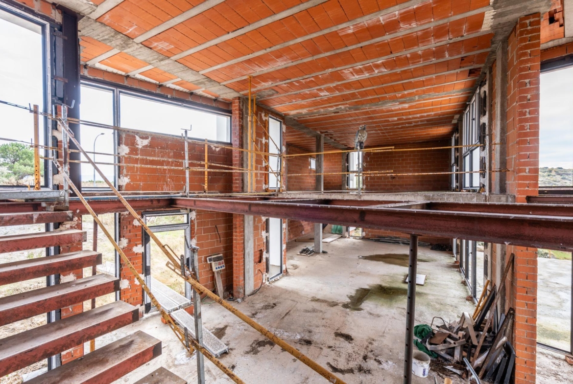 ESTRUCTURA FINALIZADA Y PARCELA PARA CHALET DE LUJO – CONTINÚA EL PROYECTO O ADÁPTALO A TU ESTILO