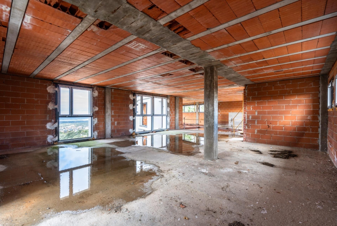 ESTRUCTURA FINALIZADA Y PARCELA PARA CHALET DE LUJO – CONTINÚA EL PROYECTO O ADÁPTALO A TU ESTILO