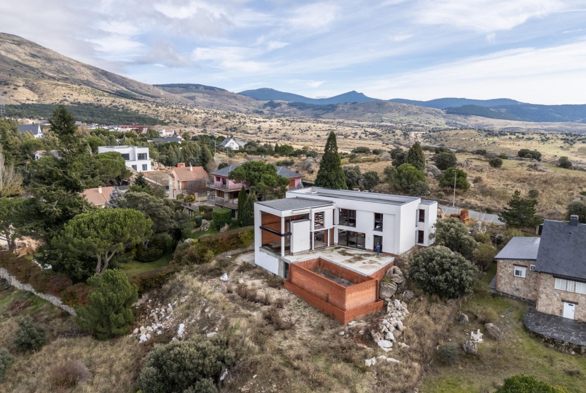 ESTRUCTURA FINALIZADA Y PARCELA PARA CHALET DE LUJO – CONTINÚA EL PROYECTO O ADÁPTALO A TU ESTILO