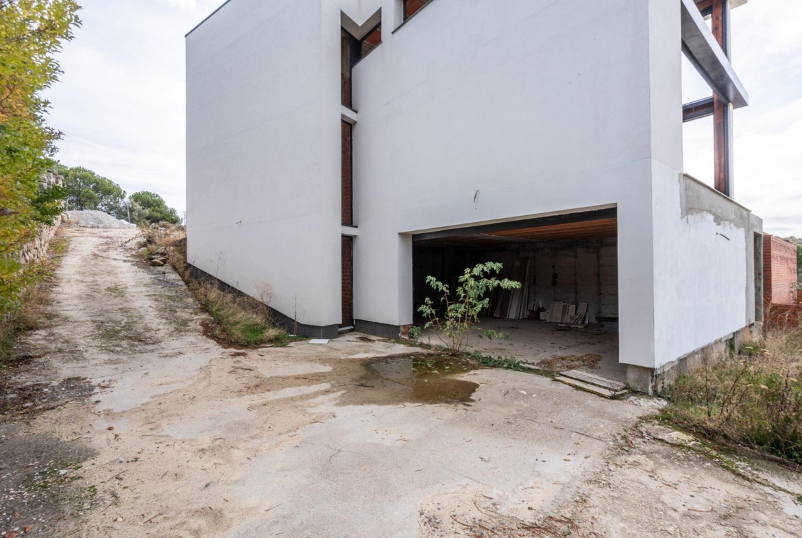 ESTRUCTURA FINALIZADA Y PARCELA PARA CHALET DE LUJO – CONTINÚA EL PROYECTO O ADÁPTALO A TU ESTILO