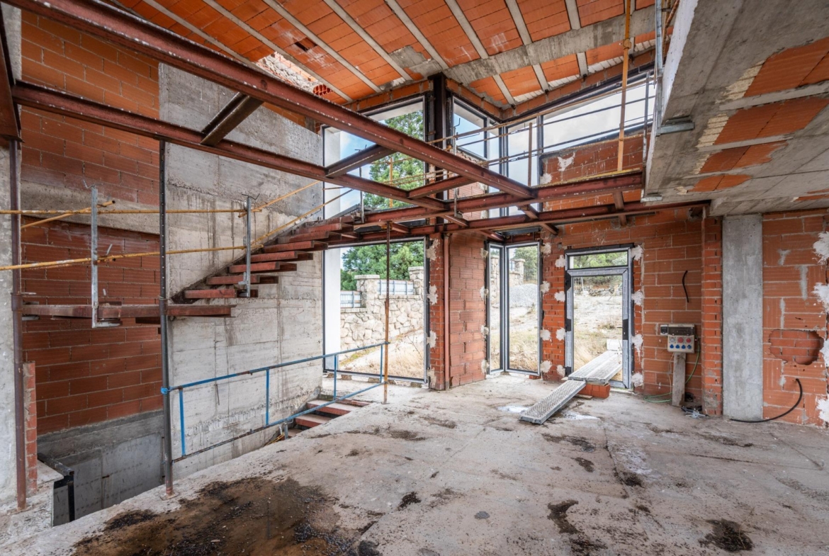 ESTRUCTURA FINALIZADA Y PARCELA PARA CHALET DE LUJO – CONTINÚA EL PROYECTO O ADÁPTALO A TU ESTILO