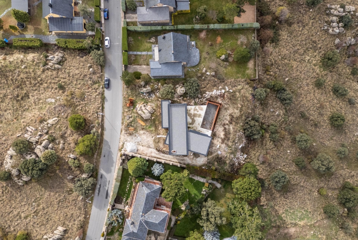 ESTRUCTURA FINALIZADA Y PARCELA PARA CHALET DE LUJO – CONTINÚA EL PROYECTO O ADÁPTALO A TU ESTILO