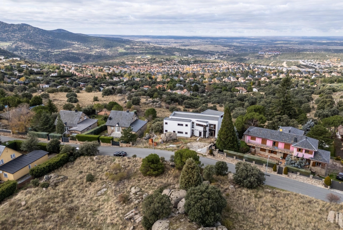 ESTRUCTURA FINALIZADA Y PARCELA PARA CHALET DE LUJO – CONTINÚA EL PROYECTO O ADÁPTALO A TU ESTILO