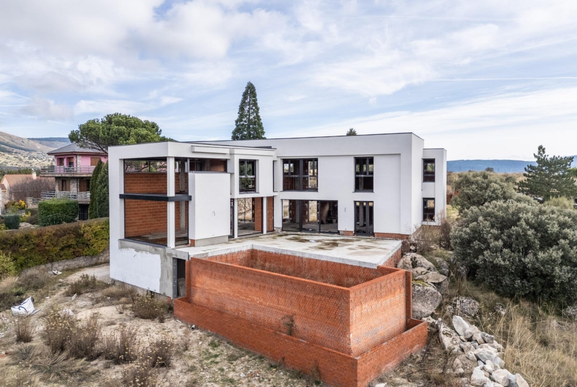 ESTRUCTURA FINALIZADA Y PARCELA PARA CHALET DE LUJO – CONTINÚA EL PROYECTO O ADÁPTALO A TU ESTILO