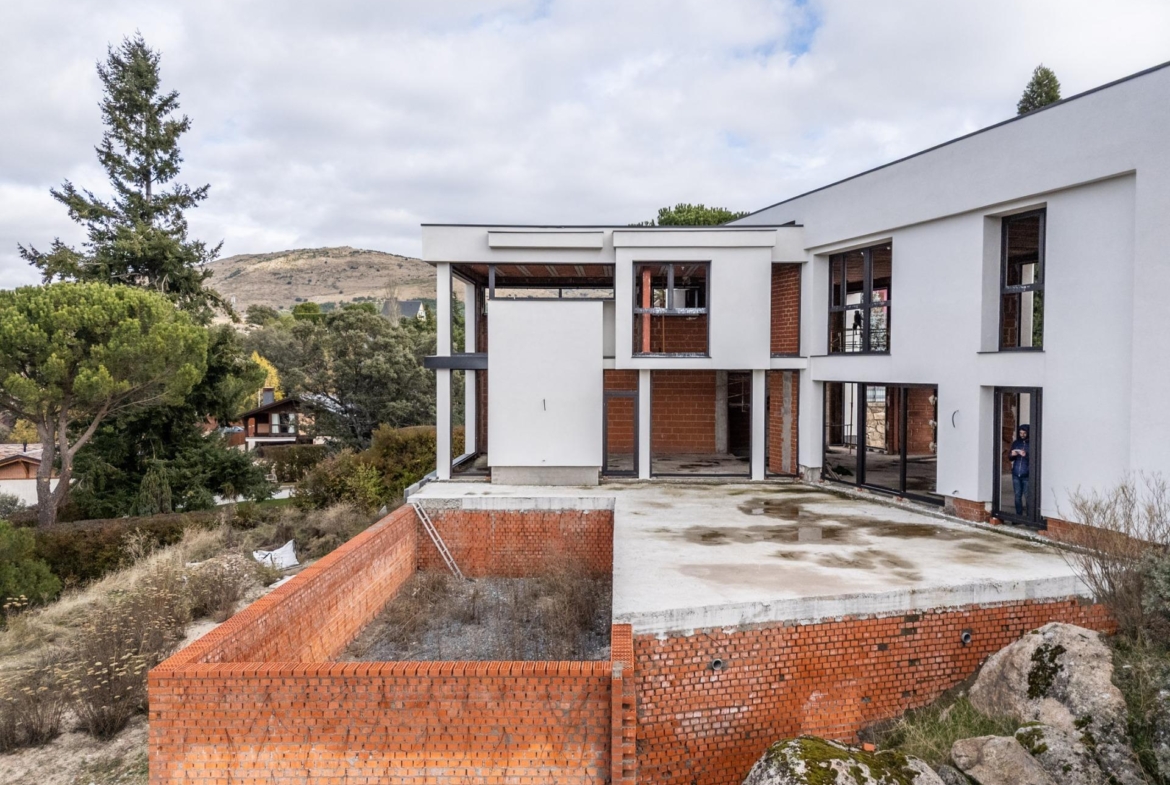 ESTRUCTURA FINALIZADA Y PARCELA PARA CHALET DE LUJO – CONTINÚA EL PROYECTO O ADÁPTALO A TU ESTILO