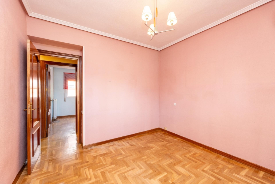 Piso amplio con 4 habitaciones y luminoso con terraza en zona tranquila y ajardinada.