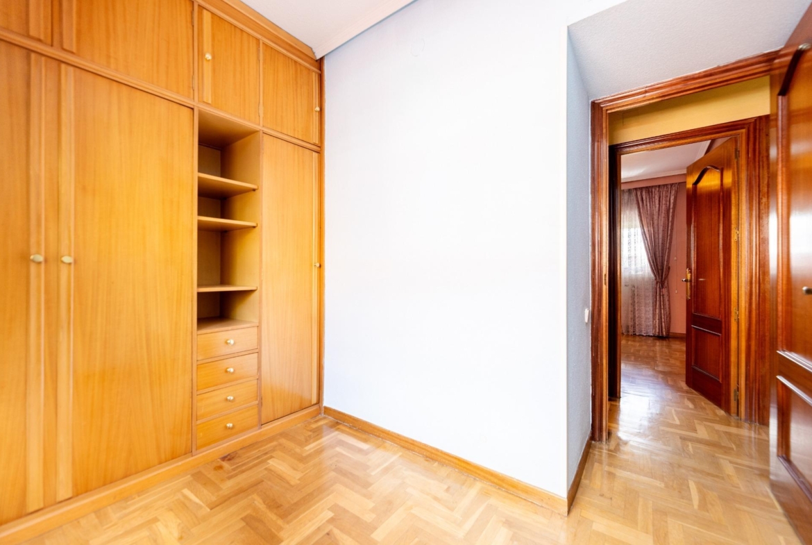 Piso amplio con 4 habitaciones y luminoso con terraza en zona tranquila y ajardinada.