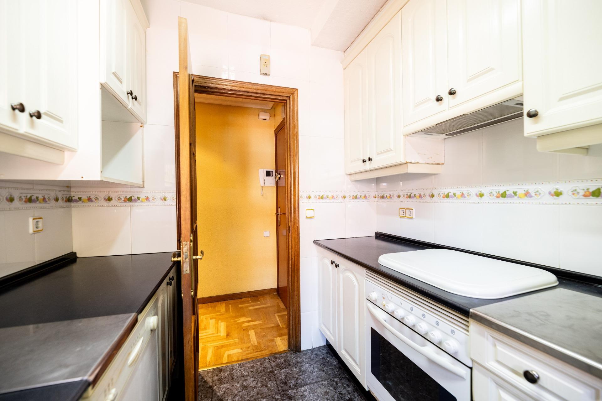 14-18 Piso amplio con 4 habitaciones y luminoso con terraza en zona tranquila y ajardinada.