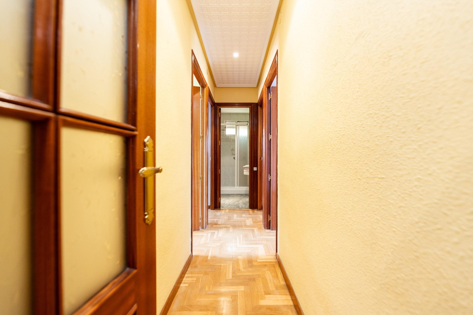 14-25 Piso amplio con 4 habitaciones y luminoso con terraza en zona tranquila y ajardinada.
