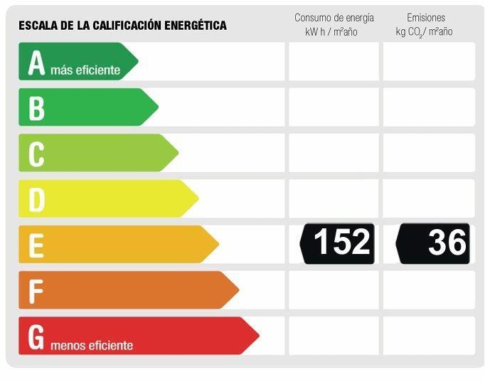 Piso amplio con 4 habitaciones y luminoso con terraza en zona tranquila y ajardinada.