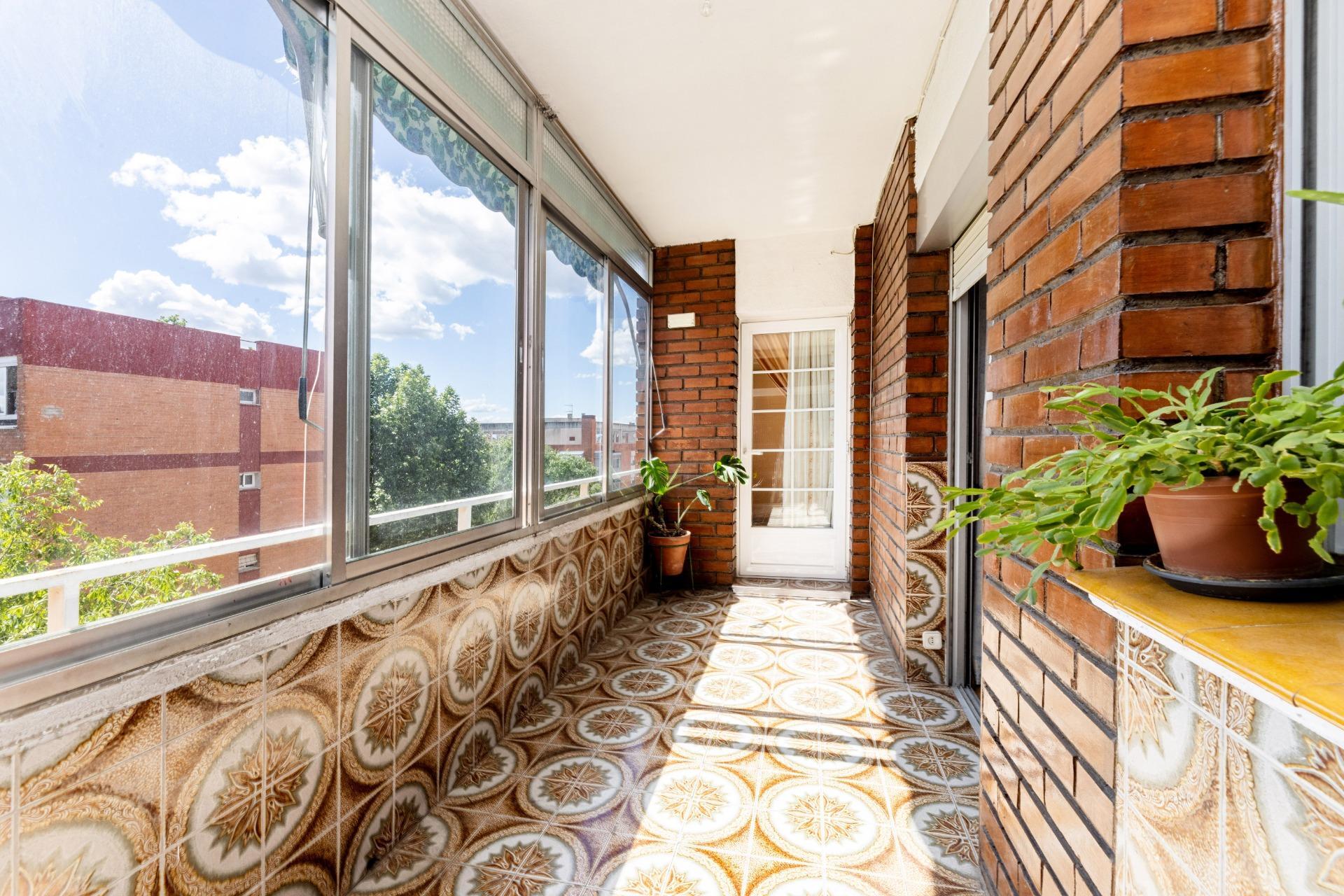 14-4 Piso amplio con 4 habitaciones y luminoso con terraza en zona tranquila y ajardinada.