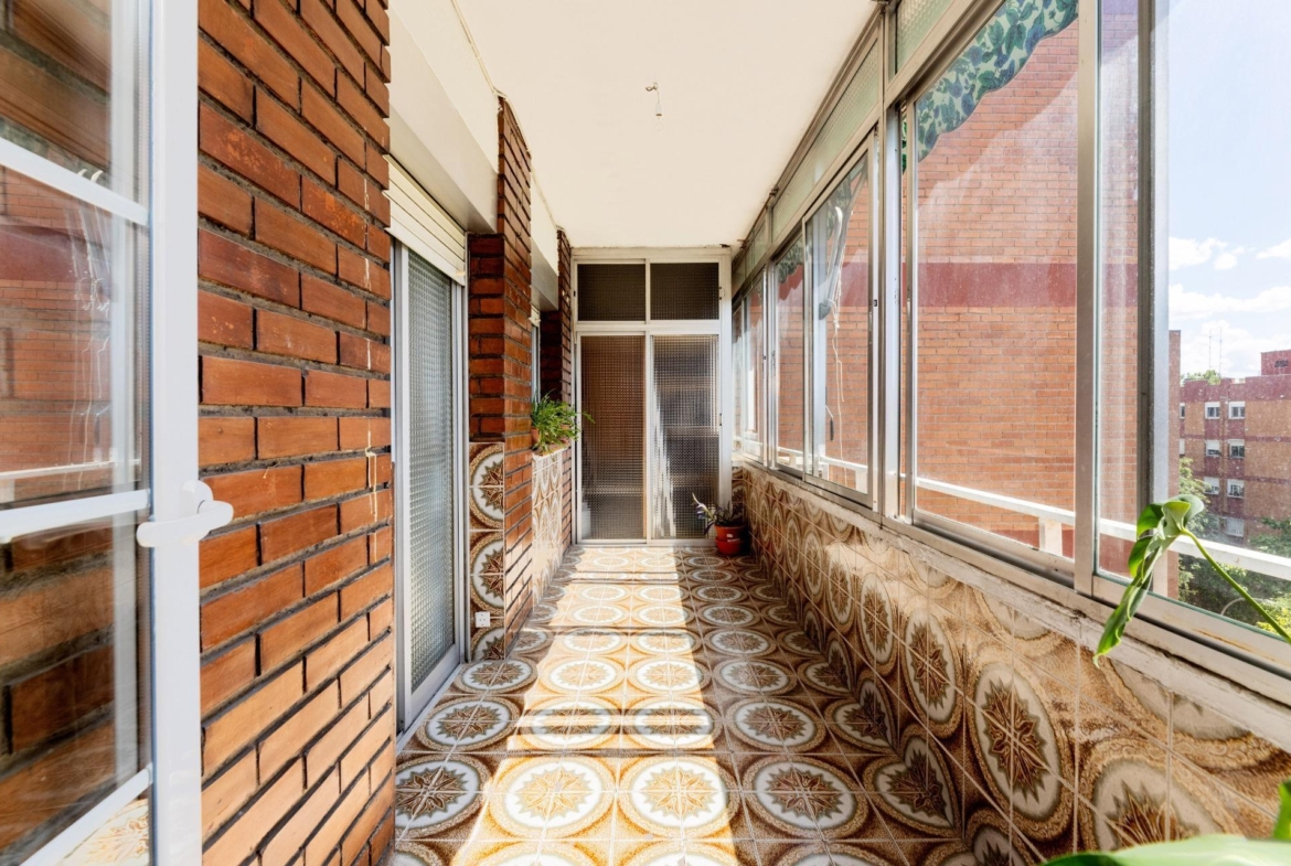 Piso amplio con 4 habitaciones y luminoso con terraza en zona tranquila y ajardinada.