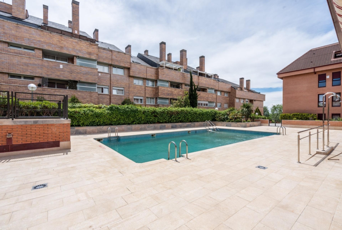 ^**^BAJO DE ENSUEÑO, REFORMADO EN 2021 CON JARDÍN DE 45 M2 EN UNA DE LAS MEJORES ZONAS DE LAS ROZAS DE MADRID^**^ Exclusivo bajo recientemente reformado con jardín privado en una de las mejores zon