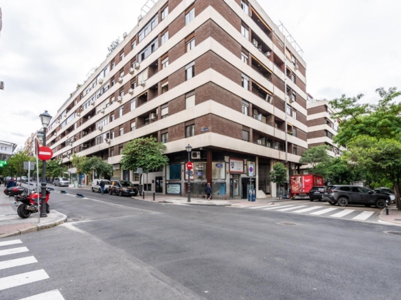 ^**^LOCAL EN ESQUINA CON GRAN VISIBILIDAD EN ZONA PRIME DE MADRID^**^ Se ofrece magnífico local comercial en una ubicación estratégica de Madrid, situado en esquina y con una extraordinaria visibil