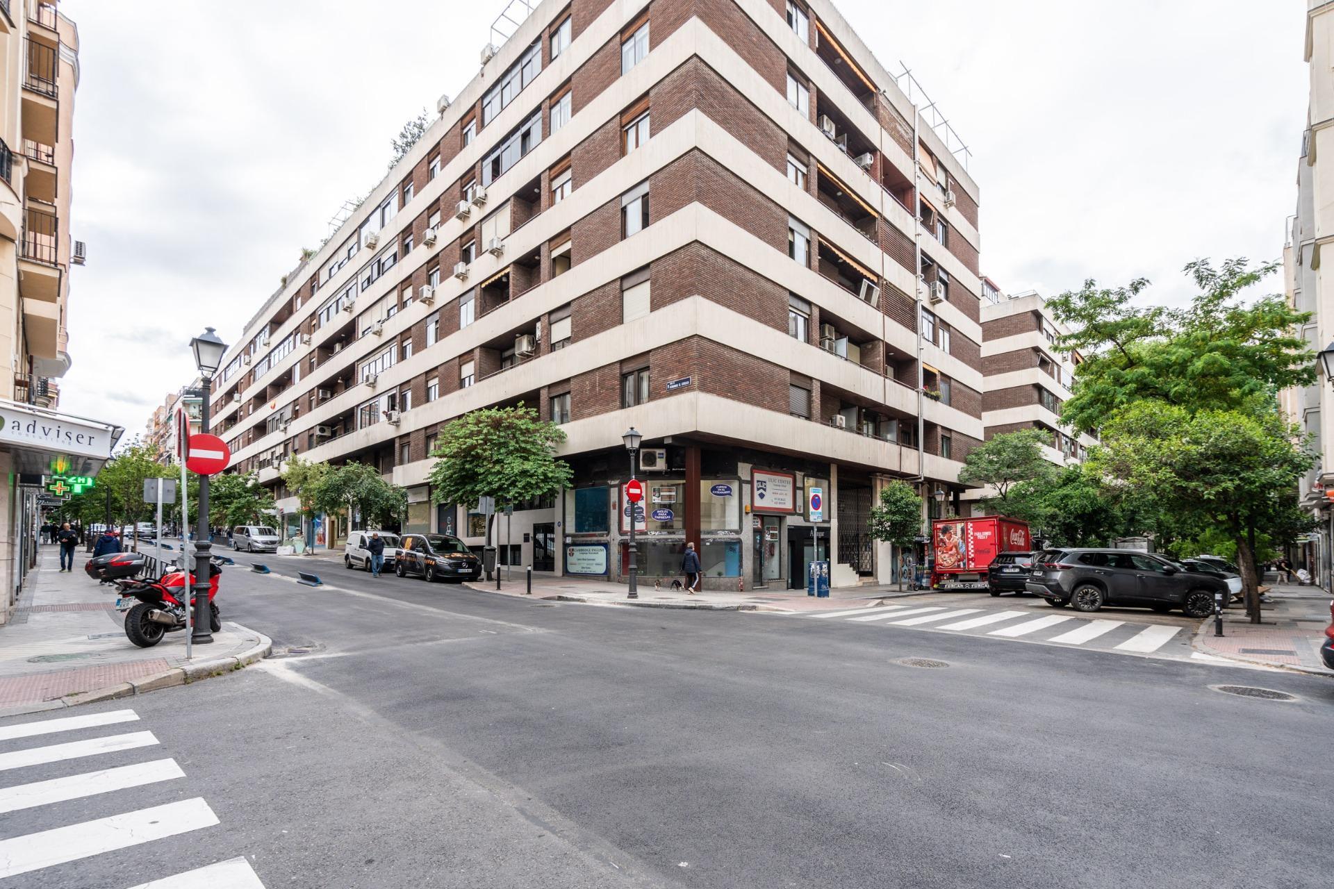 7-3 ^**^LOCAL EN ESQUINA CON GRAN VISIBILIDAD EN ZONA PRIME DE MADRID^**^ Se ofrece magnífico local comercial en una ubicación estratégica de Madrid, situado en esquina y con una extraordinaria visibil