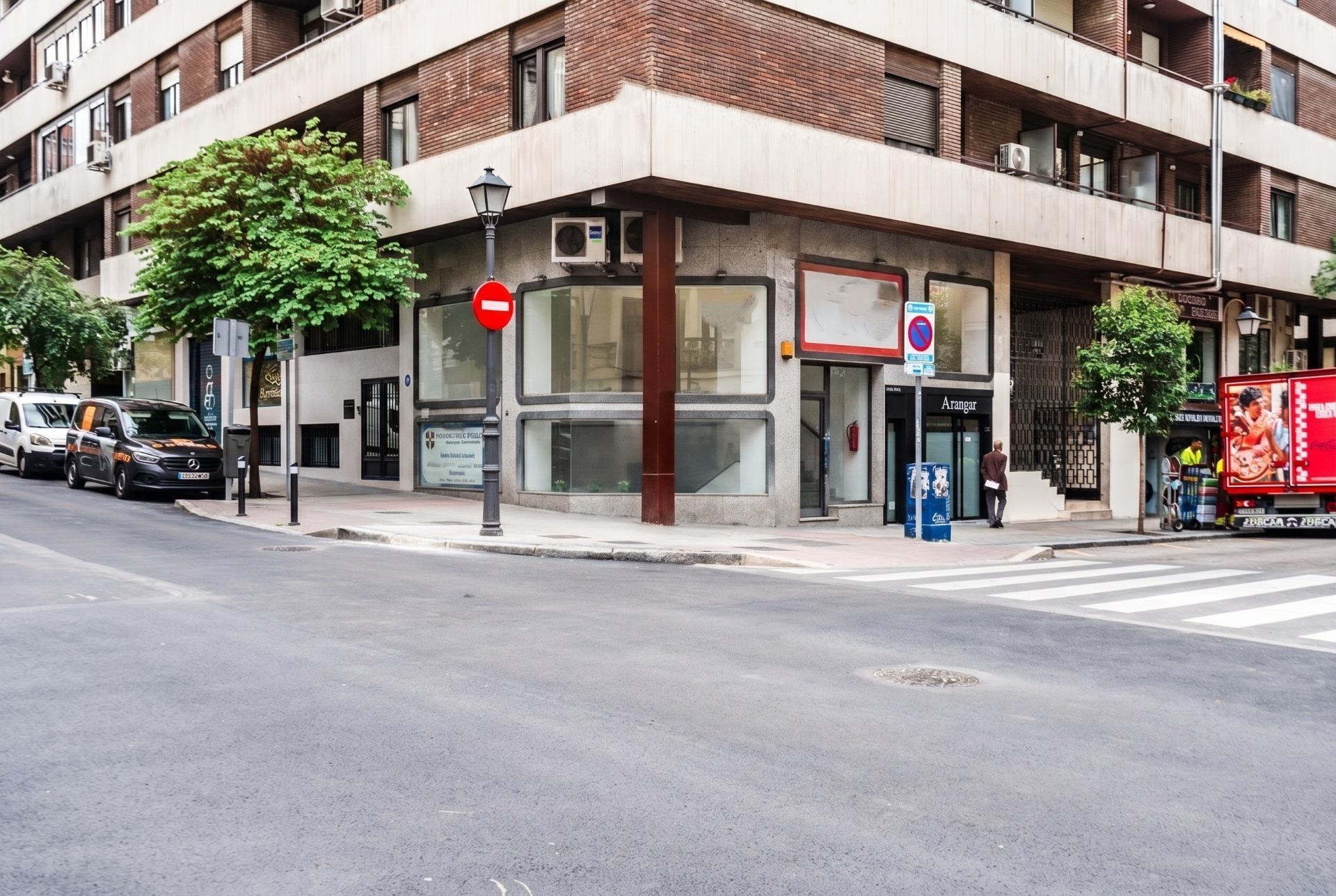 7-4 ^**^LOCAL EN ESQUINA CON GRAN VISIBILIDAD EN ZONA PRIME DE MADRID^**^ Se ofrece magnífico local comercial en una ubicación estratégica de Madrid, situado en esquina y con una extraordinaria visibil