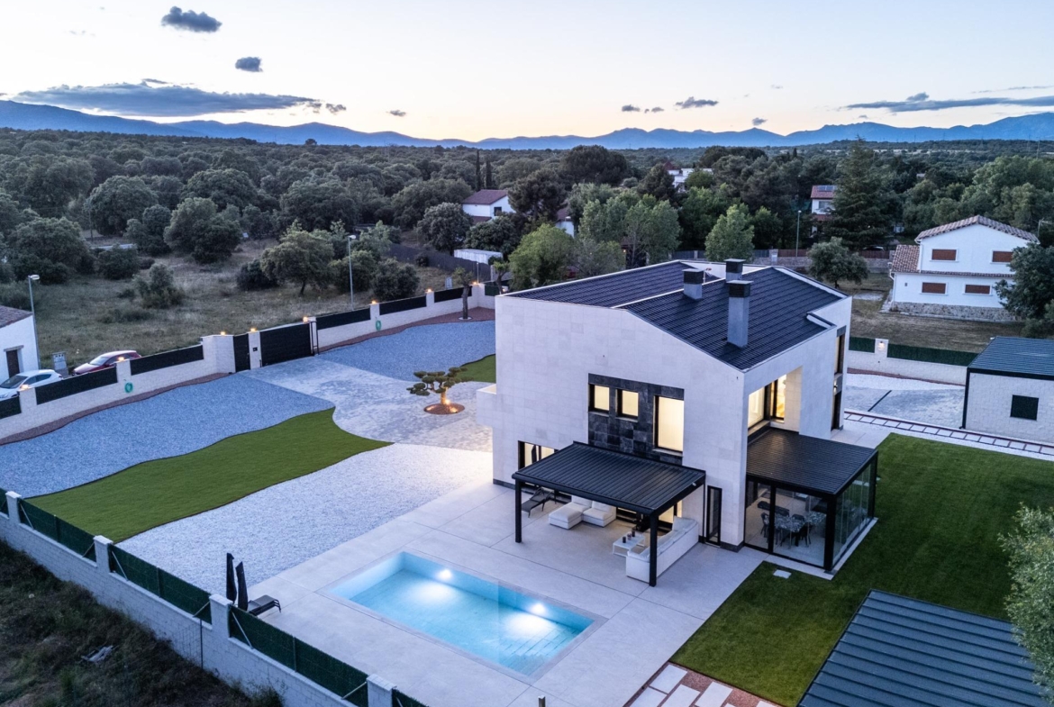 ^**^ESPECTACULAR CHALET DE DISEÑO DE OBRA NUEVA EN COLMENAREJO CON PISCINA CLIMATIZADA Y VISTAS A LA SIERRA^**^