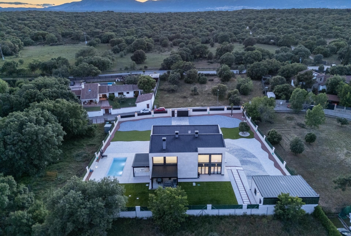 ^**^ESPECTACULAR CHALET DE DISEÑO DE OBRA NUEVA EN COLMENAREJO CON PISCINA CLIMATIZADA Y VISTAS A LA SIERRA^**^