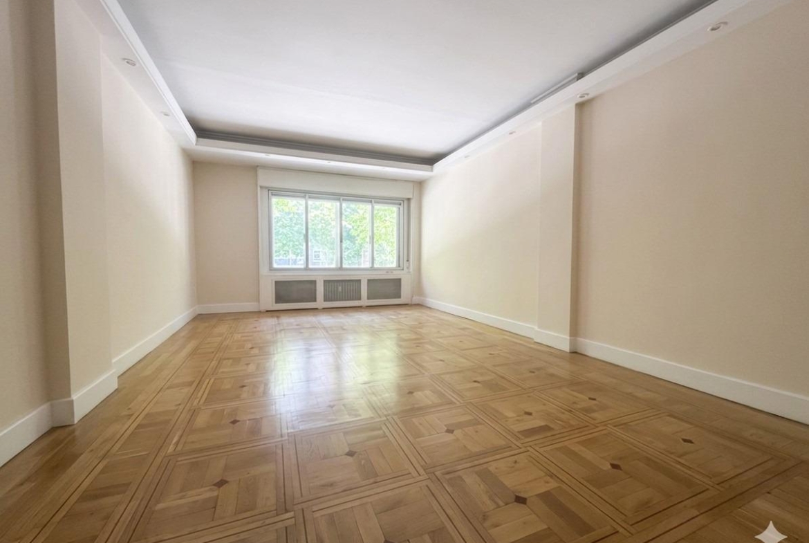 Exclusiva oficina exterior de 352m2 con garaje y trastero en Chamberí