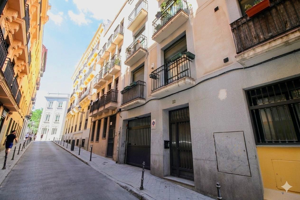 9-20 LUMINOSO PISO REFORMADO CON BALCÓN EN LA LATINA, A UN PASO DEL PALACIO REAL!