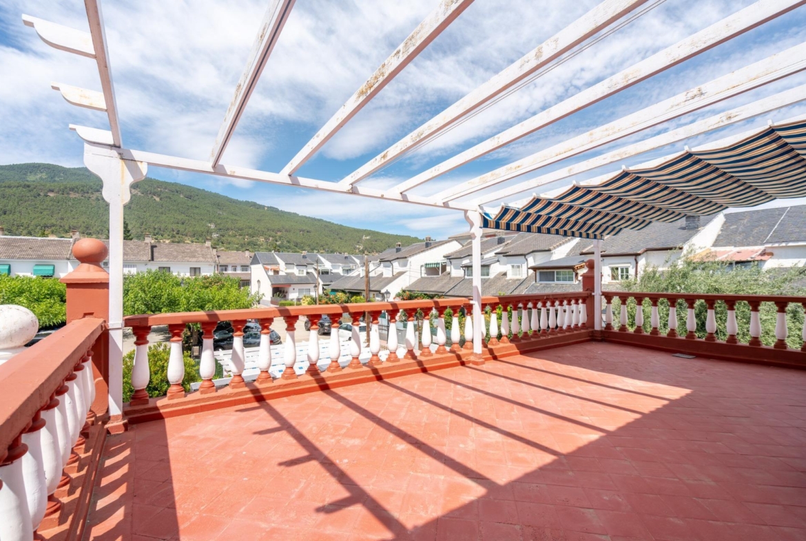 ESPECTACULAR CHALET PAREADO CON 5 DORMITORIOS, GRANDES TERRAZAS, GARAJE Y PISCINA EN URBANIZACIÓN