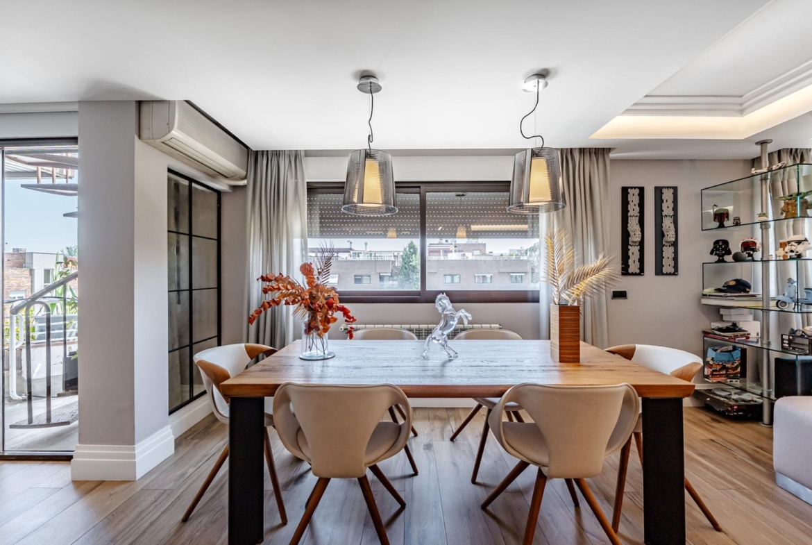 Excepcional ático dúplex de lujo con gran terraza en urbanización premium.