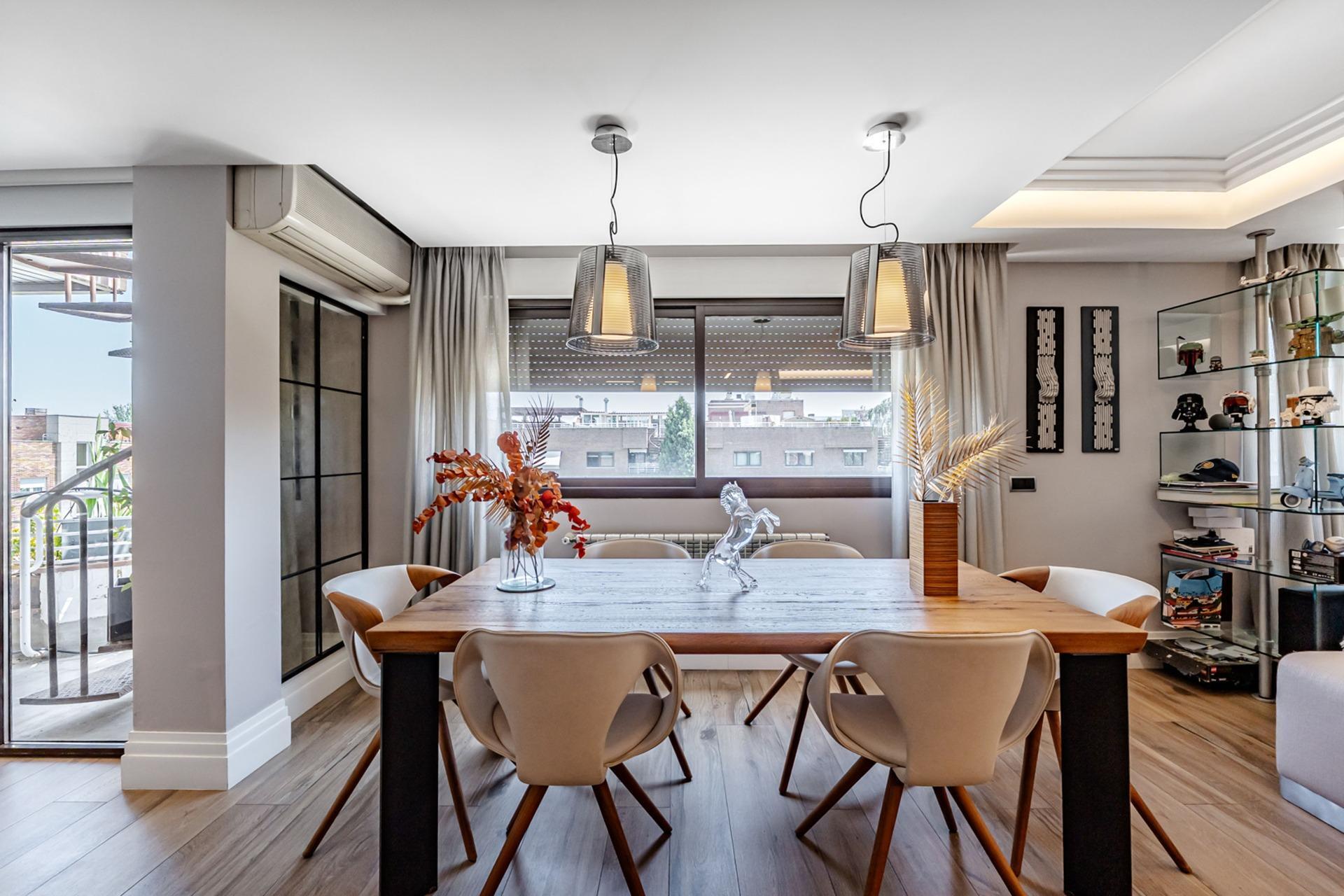 5-10 Excepcional ático dúplex de lujo con gran terraza en urbanización premium.