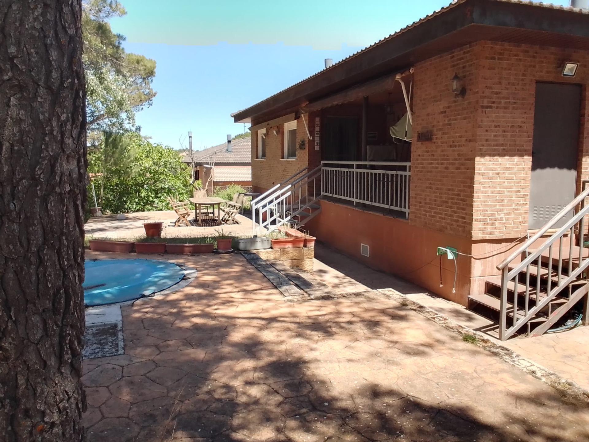 Chalet de una planta con piscina propia en parcela de 984m²