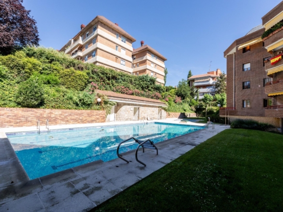DOS TERRAZAS, PATIO Y PISCINA: PRIVACIDAD Y POTENCIAL EN LA AVENIDA DE ESPAÑA
