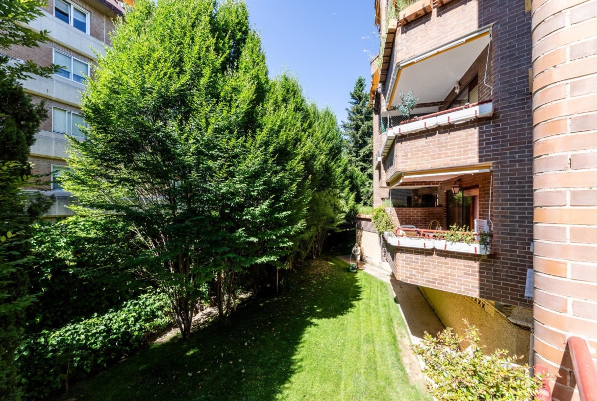 DOS TERRAZAS, PATIO Y PISCINA: PRIVACIDAD Y POTENCIAL EN LA AVENIDA DE ESPAÑA