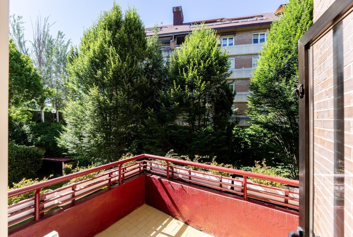 DOS TERRAZAS, PATIO Y PISCINA: PRIVACIDAD Y POTENCIAL EN LA AVENIDA DE ESPAÑA