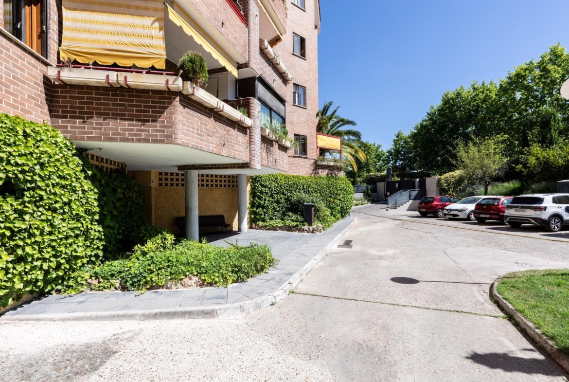 DOS TERRAZAS, PATIO Y PISCINA: PRIVACIDAD Y POTENCIAL EN LA AVENIDA DE ESPAÑA