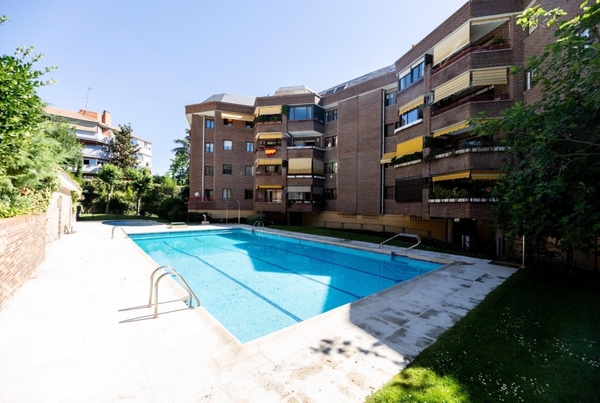 DOS TERRAZAS, PATIO Y PISCINA: PRIVACIDAD Y POTENCIAL EN LA AVENIDA DE ESPAÑA