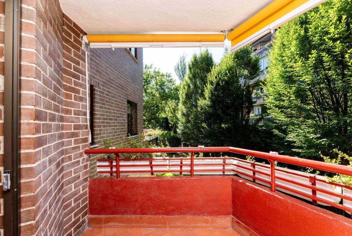 DOS TERRAZAS, PATIO Y PISCINA: PRIVACIDAD Y POTENCIAL EN LA AVENIDA DE ESPAÑA