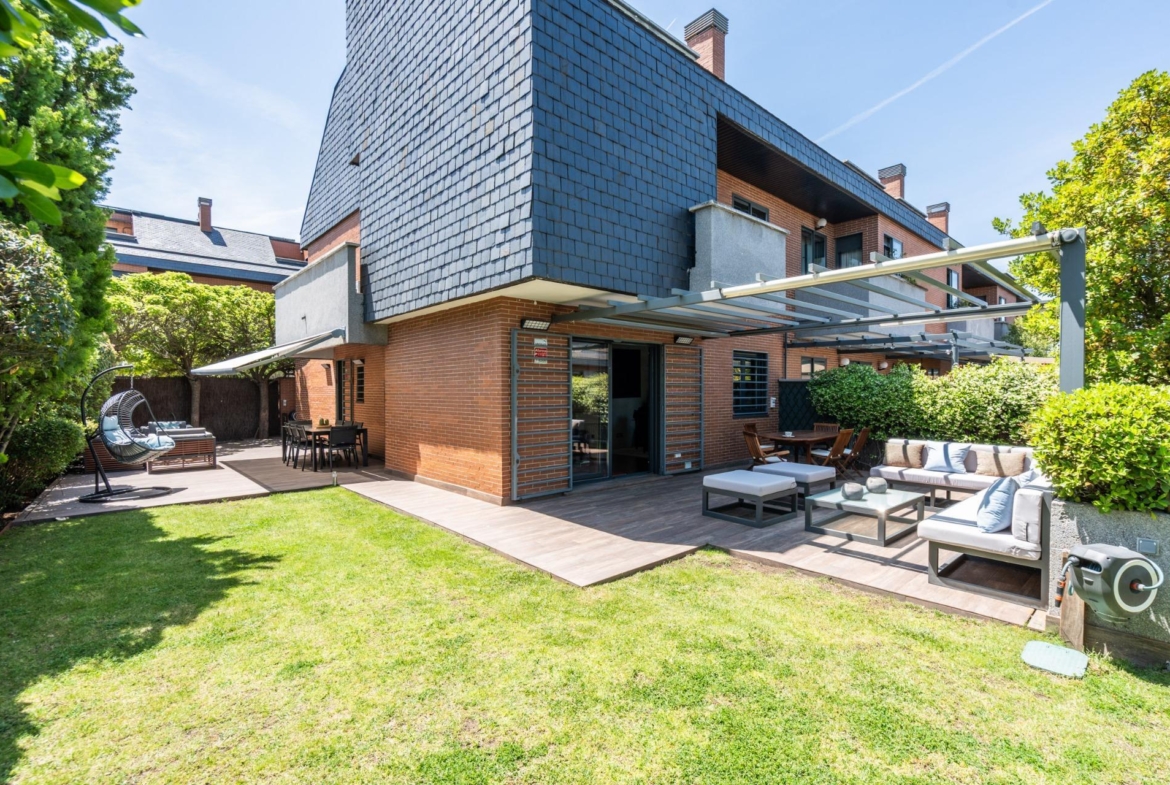 ^**^CHALET DE LUJO CON VISTAS A LA SIERRA EN URBANIZACIÓN EXCLUSIVA DE LAS ROZAS^**^ Impresionante chalet pareado situado dentro de una exclusiva urbanización en Las Rozas de Madrid, una propiedad Ã