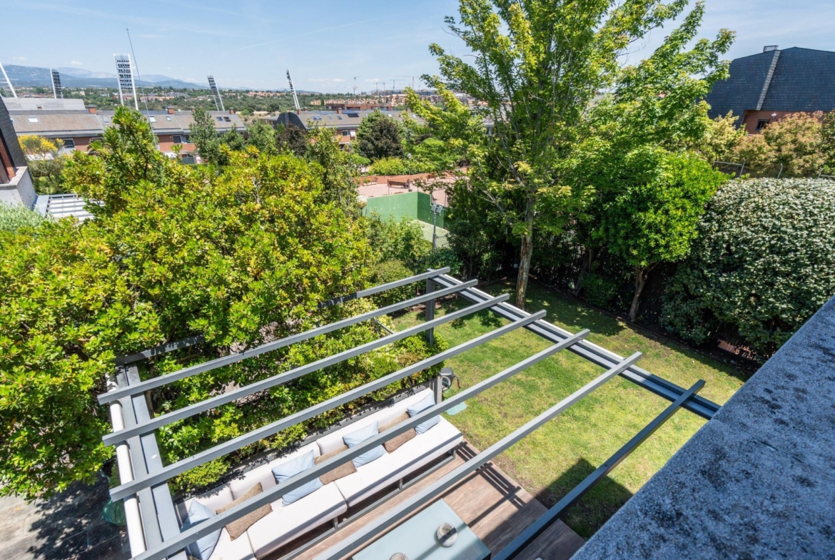 ^**^CHALET DE LUJO CON VISTAS A LA SIERRA EN URBANIZACIÓN EXCLUSIVA DE LAS ROZAS^**^ Impresionante chalet pareado situado dentro de una exclusiva urbanización en Las Rozas de Madrid, una propiedad Ã