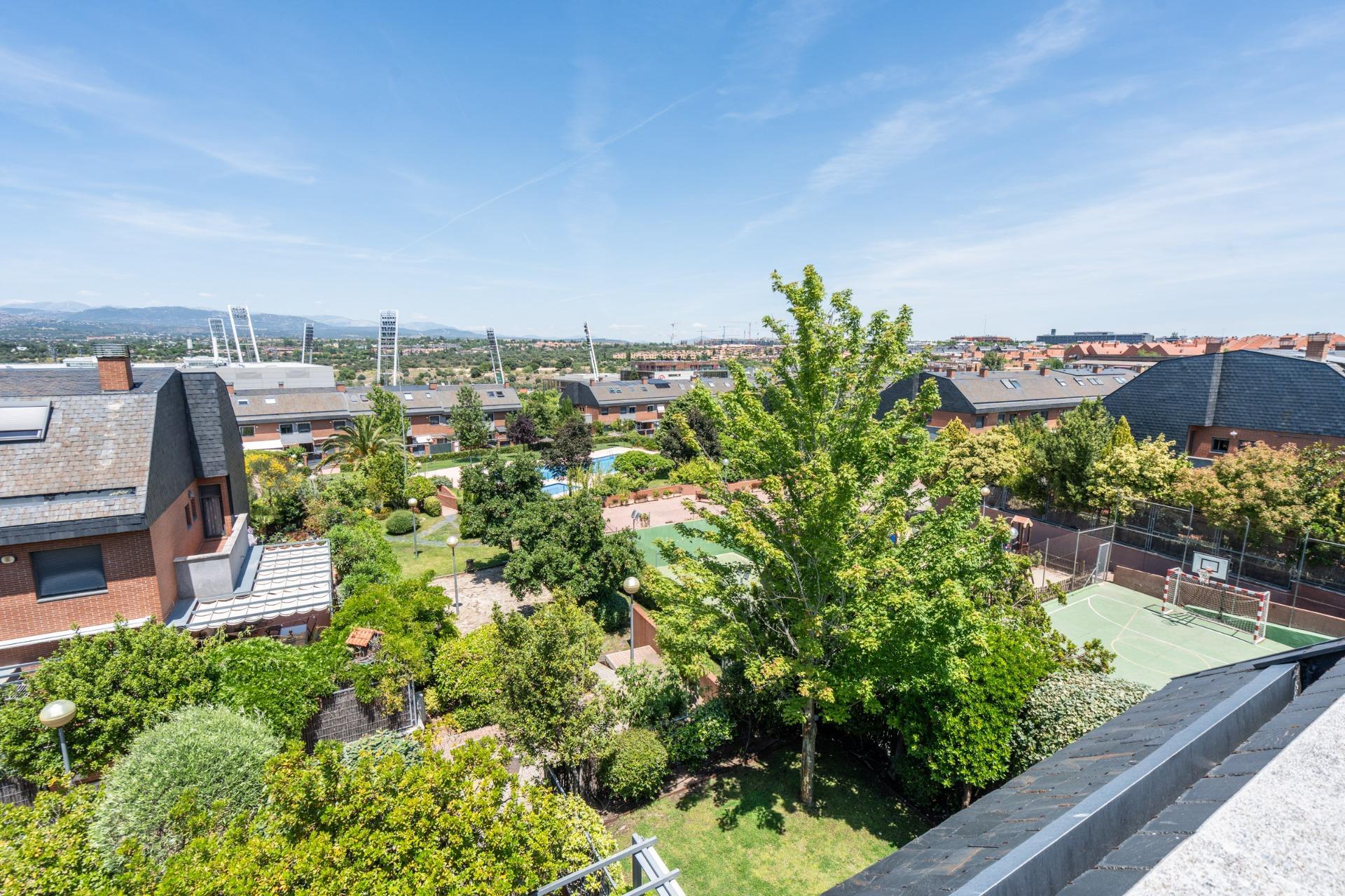 2-21 ^**^CHALET DE LUJO CON VISTAS A LA SIERRA EN URBANIZACIÓN EXCLUSIVA DE LAS ROZAS^**^ Impresionante chalet pareado situado dentro de una exclusiva urbanización en Las Rozas de Madrid, una propiedad Ã