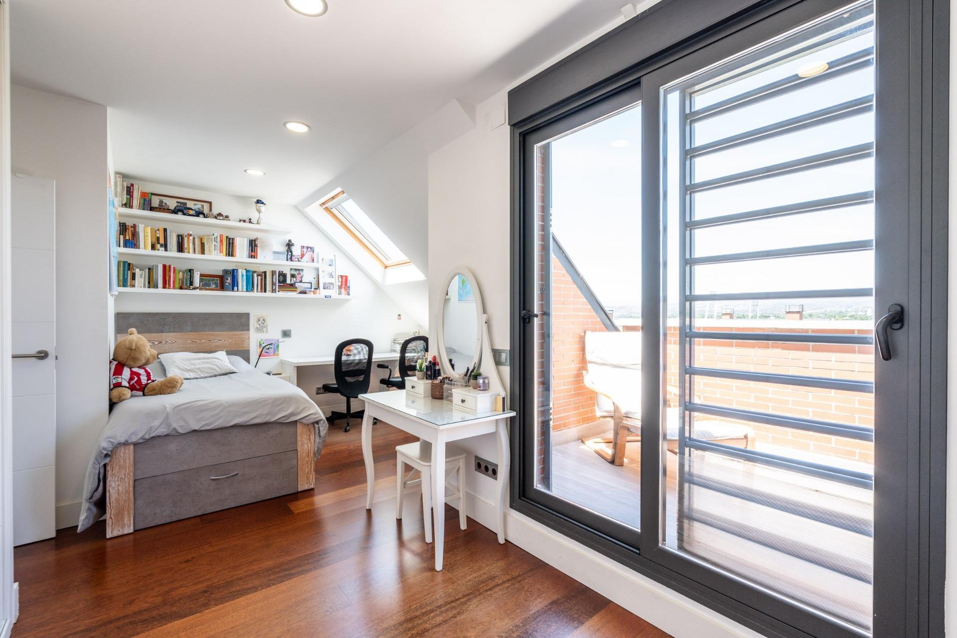 2-42 ^**^CHALET DE LUJO CON VISTAS A LA SIERRA EN URBANIZACIÓN EXCLUSIVA DE LAS ROZAS^**^ Impresionante chalet pareado situado dentro de una exclusiva urbanización en Las Rozas de Madrid, una propiedad Ã